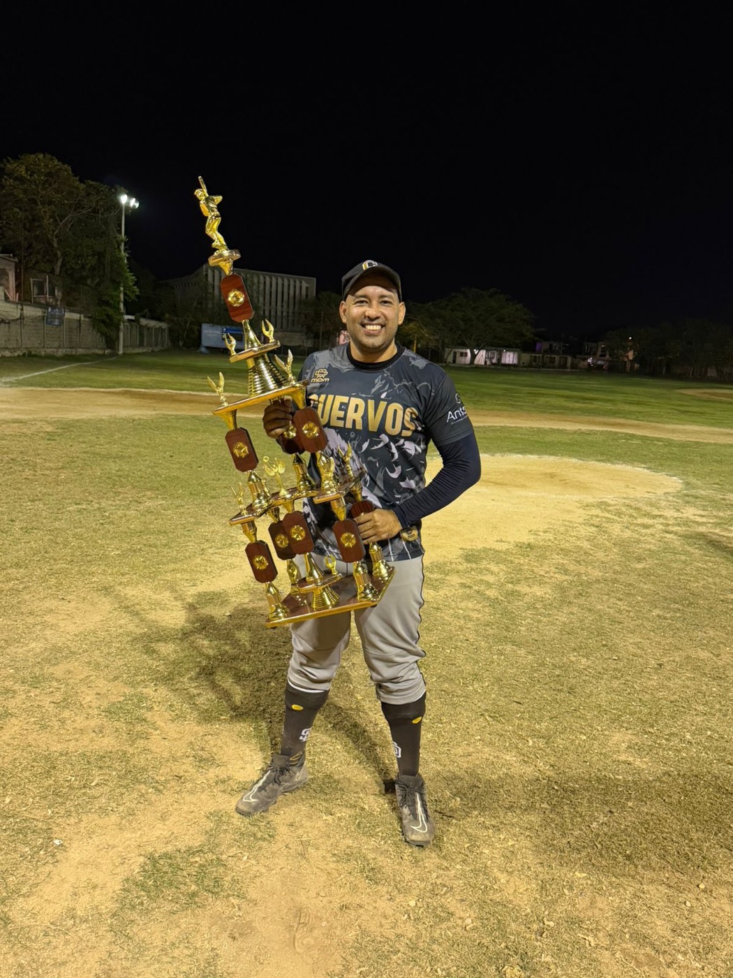 Jugador de Cuervos sosteniendo el trofeo