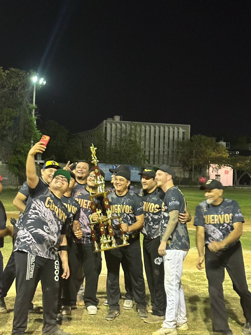 Selfie del equipo con el trofeo