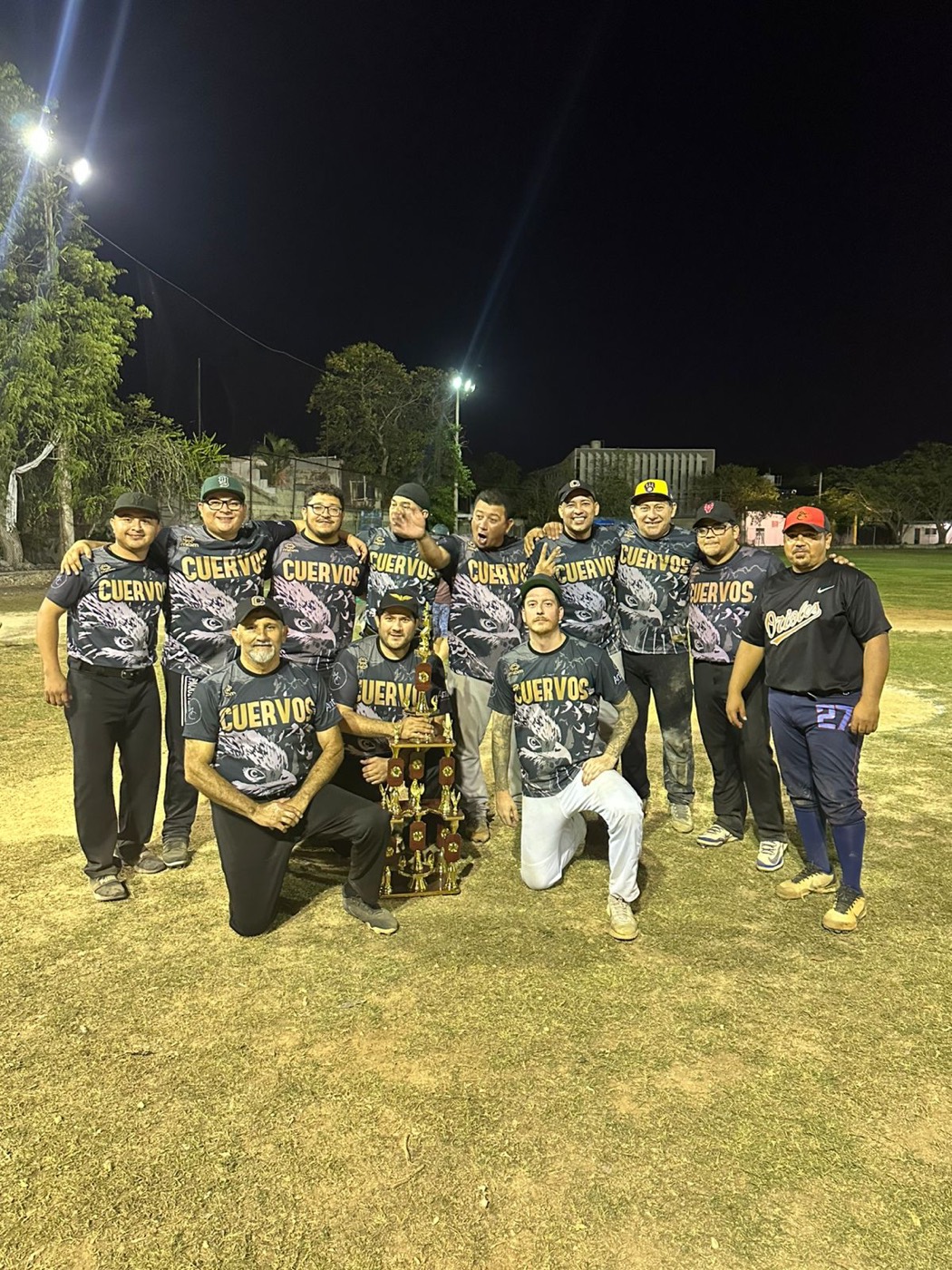 Equipo Cuervos de MDM con el trofeo de campeones