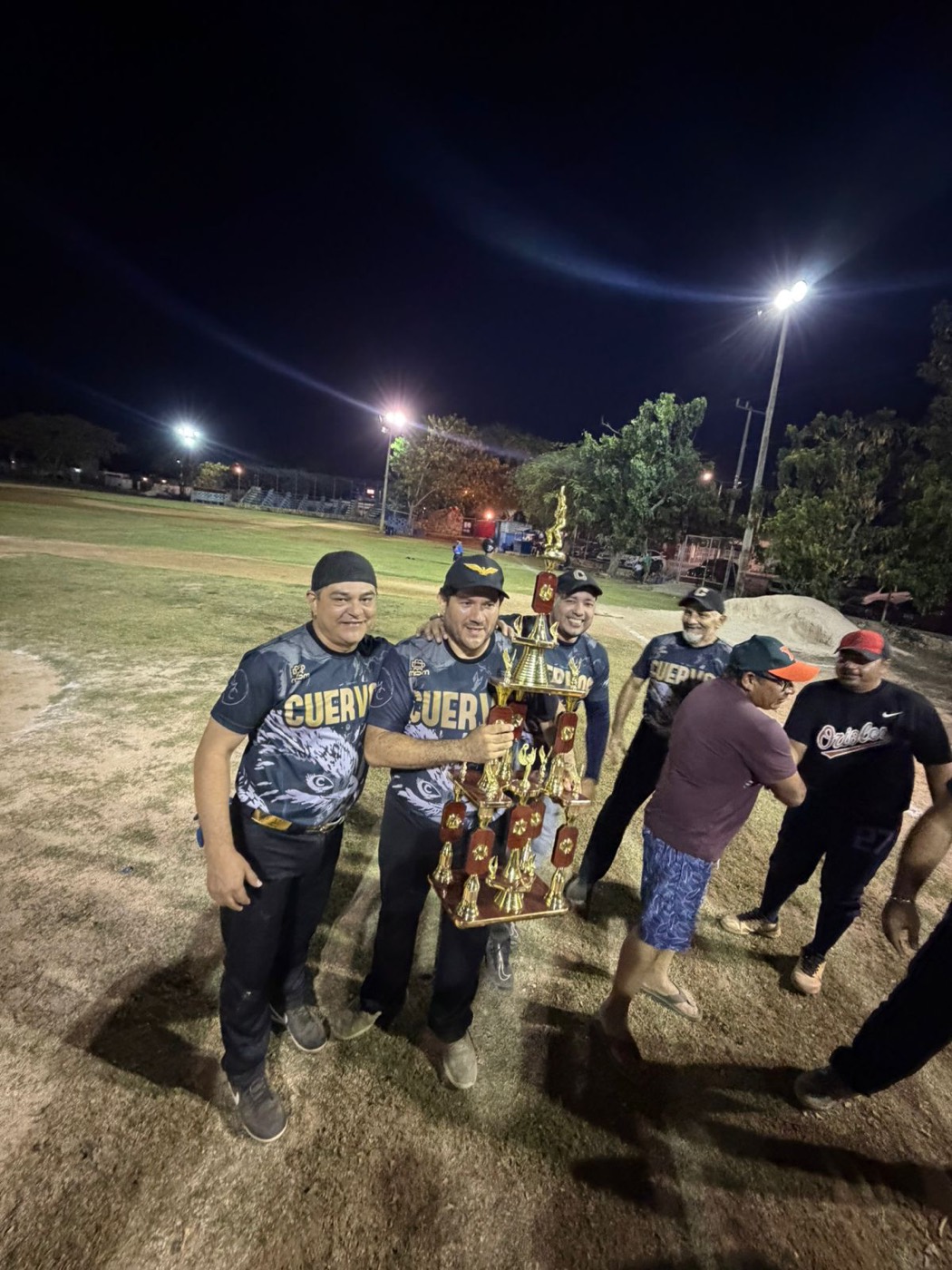 Jugadores celebrando con el trofeo