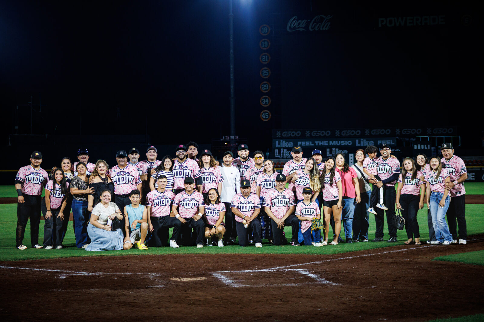 El equipo y sus familias en el terreno.