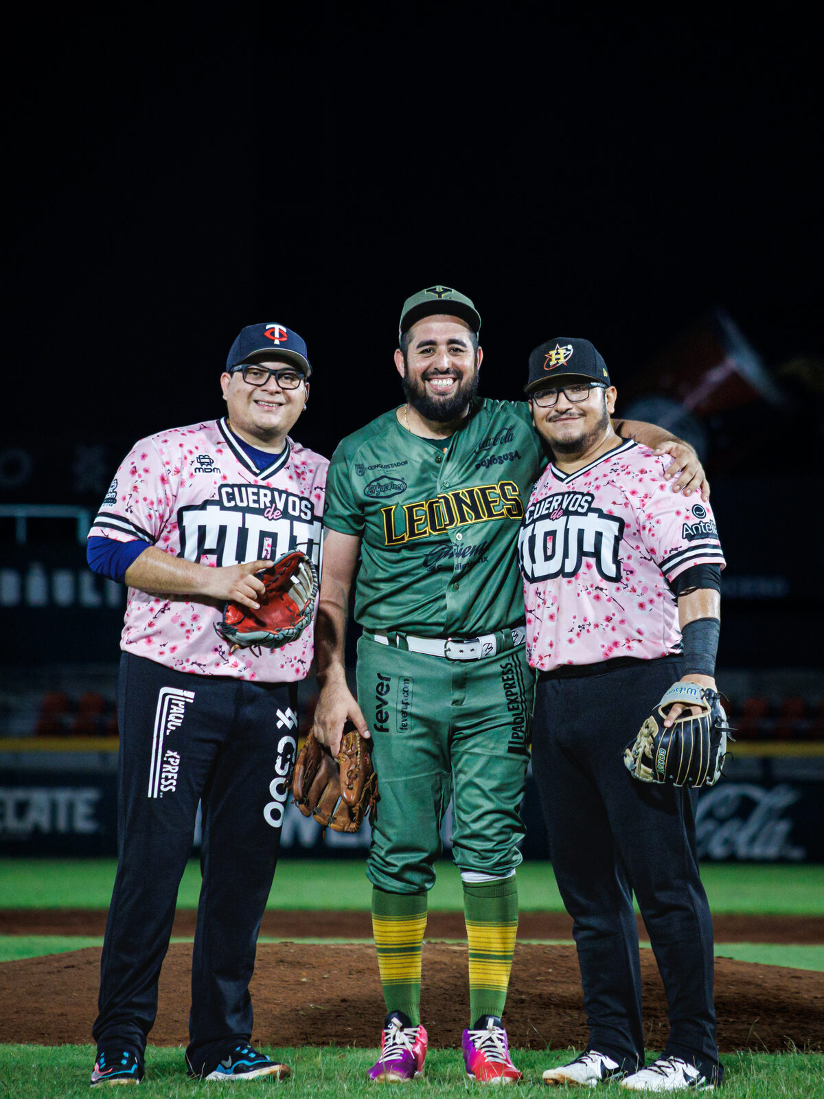 Con un jugador de los Leones de Yucatán, antes de despedirnos.